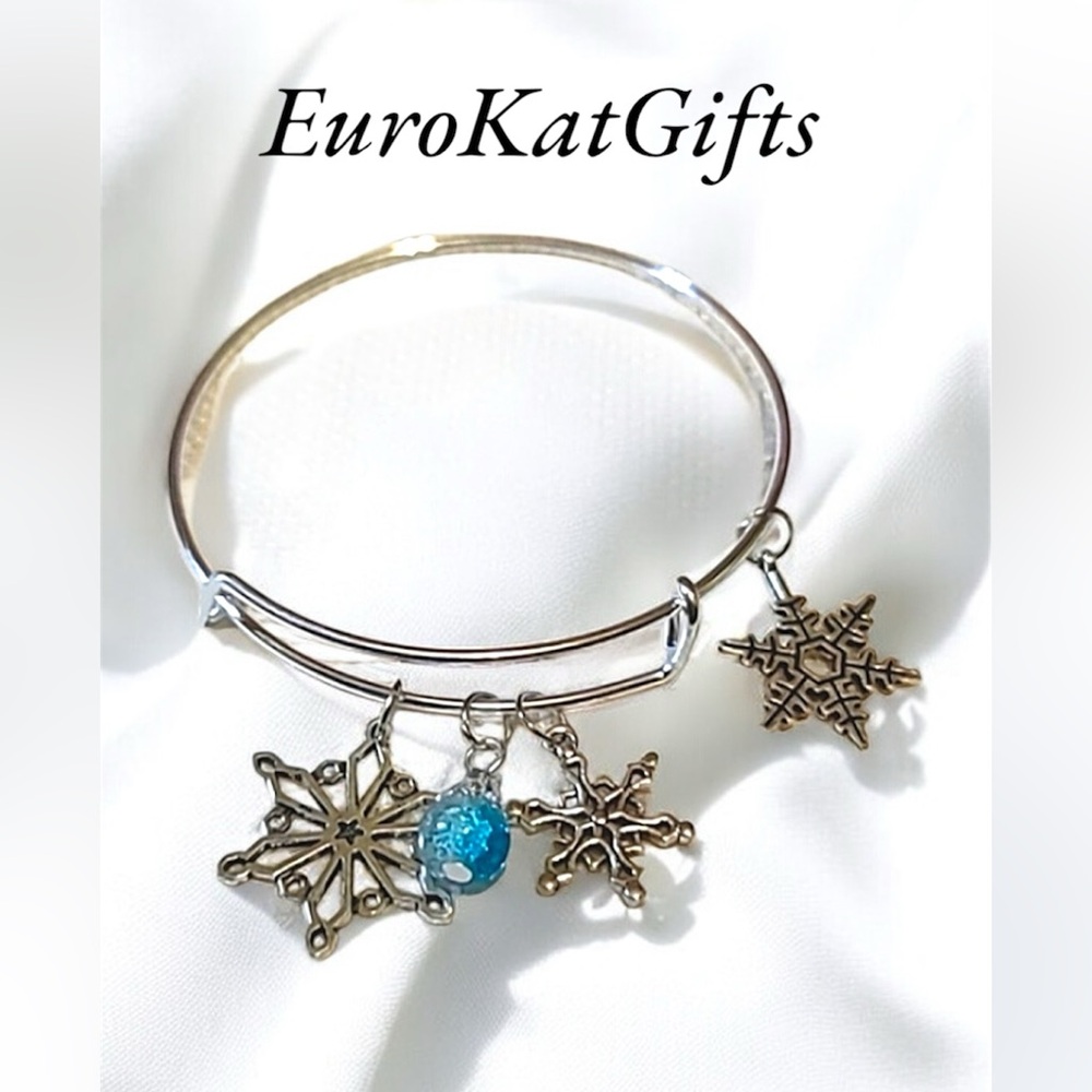 Handmade Snowflake Silver Charm Bangle  Bracelet with Blue charm. NEW